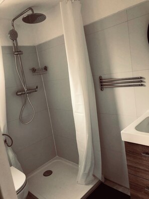 Shower, hair dryer, towels, soap - Cosy studio near beaches and restaurants (Palavas-les-Flots)