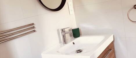 Doccia, asciugacapelli, asciugamani, sapone