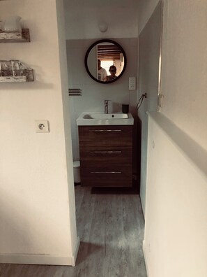 Douche, sèche-cheveux, serviettes fournies, savon