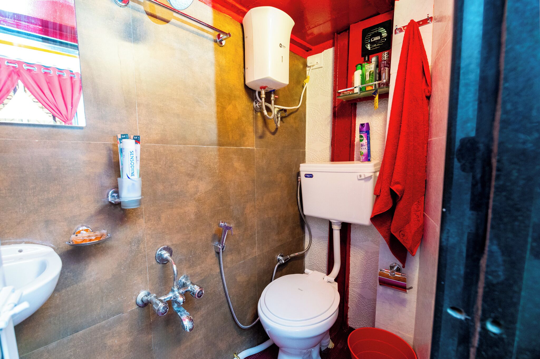 Dusj, håndklær, såpe og toalettpapir