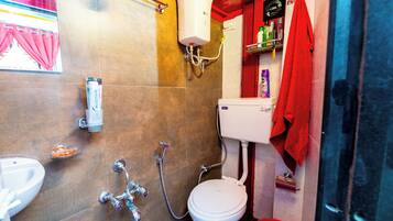 Dusj, håndklær, såpe og toalettpapir