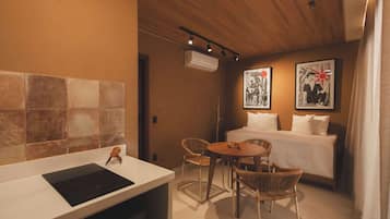 Ropa de cama de alta calidad, colchones con pillow-top y minibar