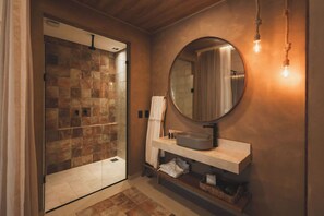 Ropa de cama de alta calidad, colchones con pillow-top y minibar