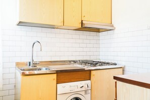 Kühlschrank, Mikrowelle, Herdplatte, Wasserkocher mit Kaffee-/Teezubehör