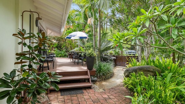 Terrace/patio - Kookaburra Beachside Apartment - 176 Alcorn Street - Suffolk Park (Byron)