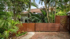 Property grounds - Kookaburra Beachside Apartment - 176 Alcorn Street - Suffolk Park (Byron)