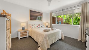 1 bedroom, WiFi, bed sheets - Kookaburra Beachside Apartment - 176 Alcorn Street - Suffolk Park (Byron)