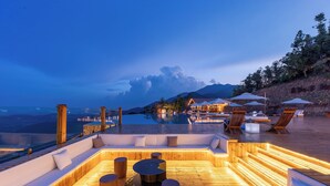 A wooden deck with seating and a pool, overlooking a mountainous landscape. - Hengshan No.5 Valley Cliff Homestay (Hengyang)