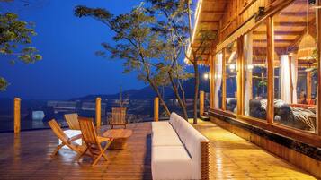 Poolside bar