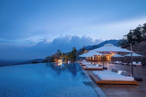 Una piscina al aire libre (de 09:00 a 21:30), sombrillas, tumbonas