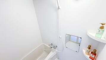 Hiustenkuivaaja, pyyhkeet, sampoo, vessapaperi