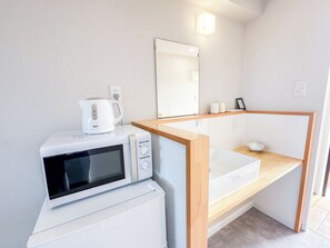 Habitación básica con 2 camas individuales
