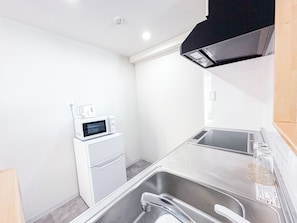 Deluxe Twin Room | Private kitchen | Mini-fridge, microwave