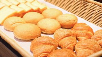 Exposició de diferents productes de forneria, incloent pa i pastissos, disposats sobre una safata.
