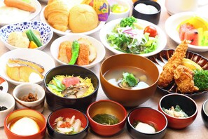 朝食 (ビュッフェ)、毎日提供 (1 名様 2000 JPY)