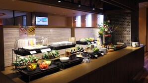 Een buffet met diverse gerechten en toevoegingen.