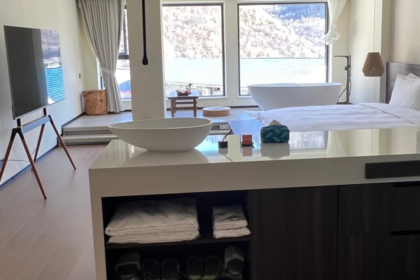 Luxury Double Room, Mountain View | Bathroom | Free toiletries, hair dryer, towels, soap