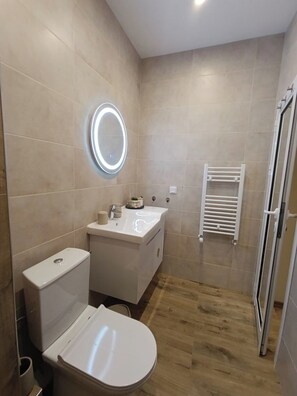 Shower, hair dryer, towels, soap - Modern 1-Bedroom Apartment in Sofia with All Amenities (Sofia)