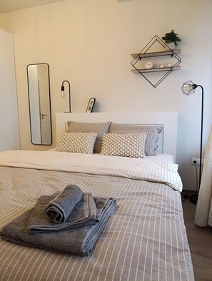 1 bedroom, iron/ironing board, WiFi, bed sheets - Modern 1-Bedroom Apartment in Sofia with All Amenities (Sofia)