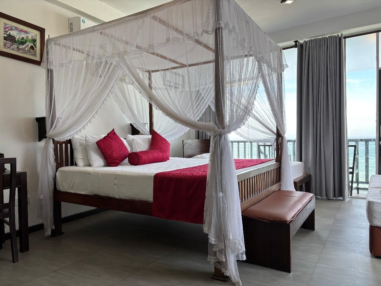 Laptopgeeigneter Arbeitsplatz, kostenloses WLAN, Bettwäsche