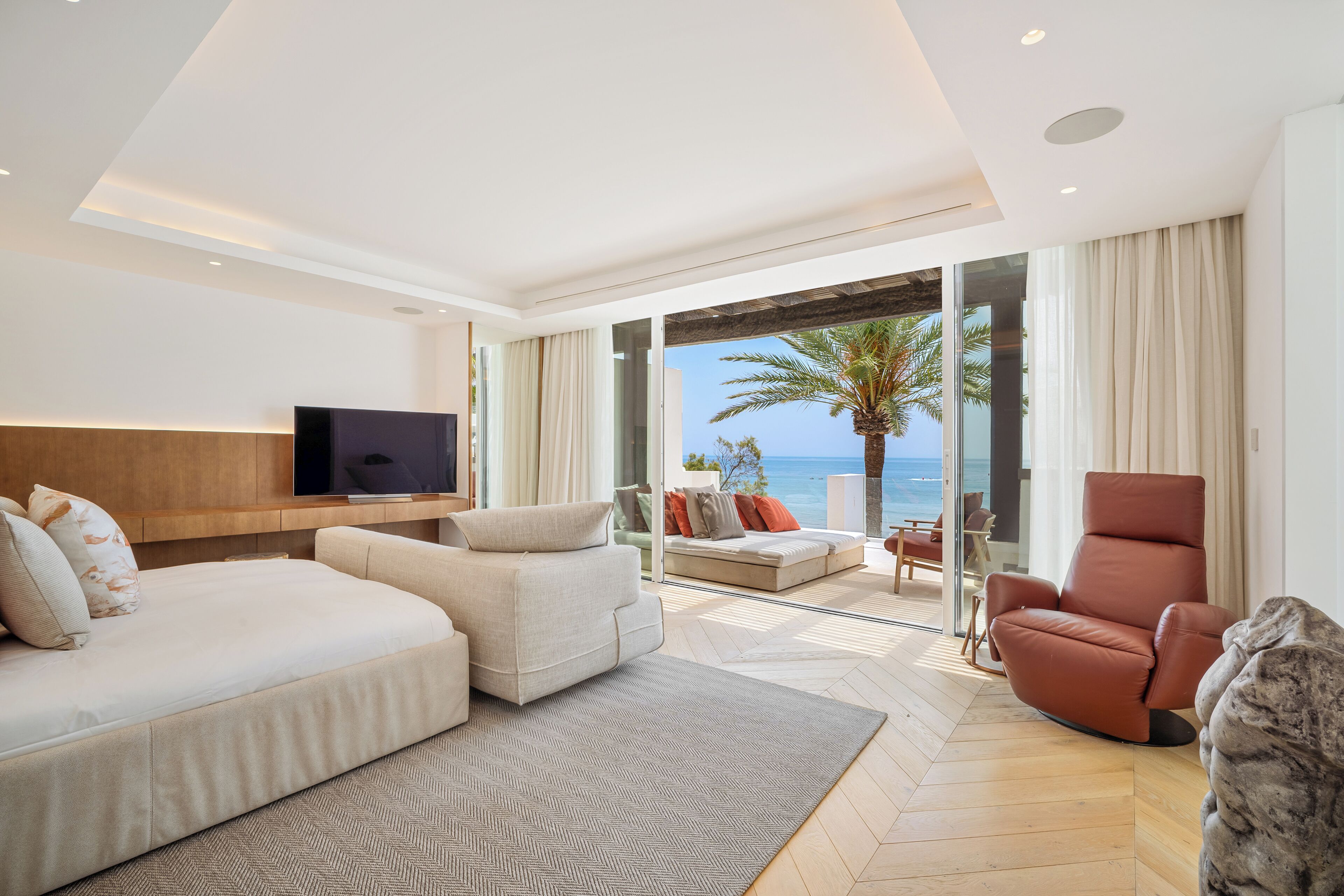 4 slaapkamers, een kluis op de kamer, een strijkplank/strijkijzer