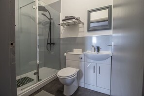 Bathroom - Lugton Rooms - 1 bedroom suite (North Ayrshire Council)