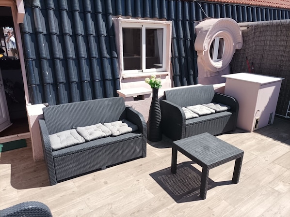 Apartment, 2 Bedrooms, Smoking, Balcony | Living room
