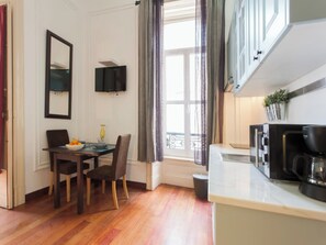 Apartment, 1 Bedroom, City View | Dining room