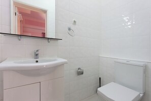 Shared Dormitory, 1 Bedroom, Smoking, Patio | Bathroom