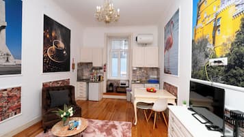 Căn hộ, 2 phòng ngủ, sân hiên, quang cảnh thành phố | Phòng khách