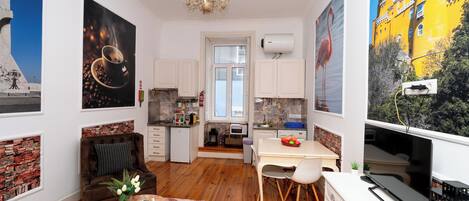 Apartment, 2 Bedrooms, Patio, City View | Living room