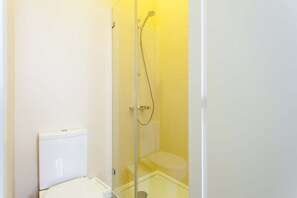 Apartamento, 2 quartos, varanda, vista para a cidade | Banheiro