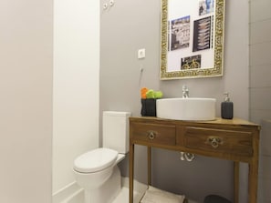 Apartament, 2 dormitoris, pati, vistes a la ciutat | Bany