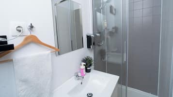 Apartment, 2 Bedrooms, Patio, City View | Bathroom