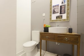 Apartamento, 2 habitaciones, patio, vistas a la ciudad | Baño