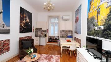Apartment, 2 Bedrooms, Patio, City View | Living room