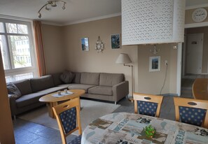 Smart-TV, Tischtennisplatte, Bücher, Stereoanlage