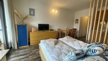 Travel cot, free WiFi