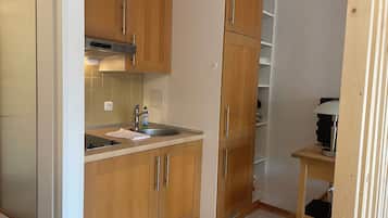 Refrigerador, horno, parrilla de estufa y cafetera y tetera