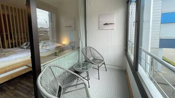 Travel cot, free WiFi