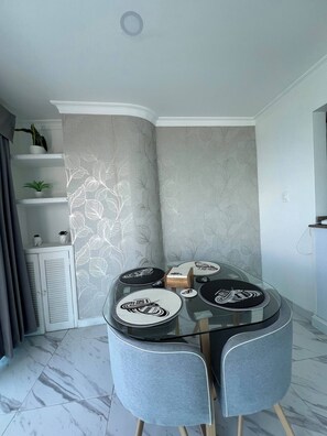 Loft, 3 chambres, fumeurs, terrasse | Salle Ă manger