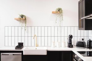 Kühlschrank, Mikrowelle, Ofen, Geschirrspüler