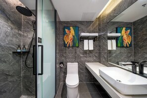 Standard Twin Room | Bathroom | Free toiletries, slippers, soap, shampoo - Wei Zhan Bay Hotel Bao 'an Exhibition (Shenzhen)