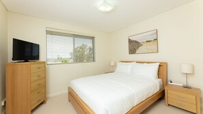 2 bedrooms, WiFi, bed sheets - Tuncurry Tides overlooking the lake. (Tuncurry)