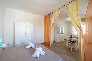 1 bedroom, bed sheets