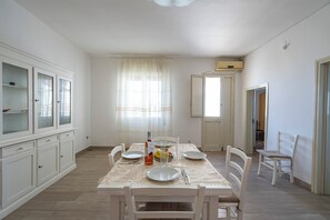 Family Apartment, Multiple Bedrooms (Onde Dorate  in centre, close to) | Dining
