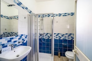 Family Apartment, Multiple Bedrooms (Onde Dorate in centre, close to) | Bathroom | Shower, bidet, towels, soap