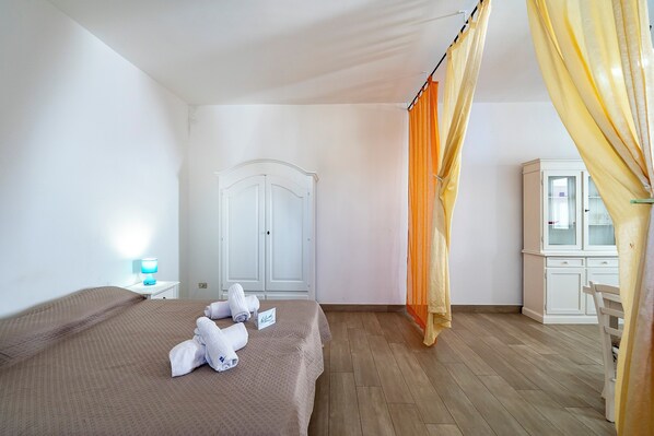 1 bedroom, bed sheets