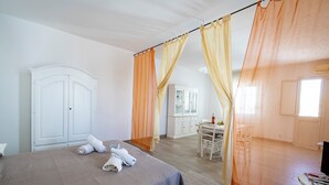 A bedroom with a bed, a wardrobe, a desk, and a chair. - Onde Dorate - Apartment in the Centre, Close to Beach (Porto Cesareo)