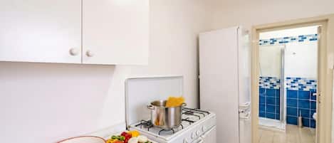 Departamento familiar, varias habitaciones (Onde Dorate in centre, close to) | Cocina privada | Refrigerador, horno, parrilla de estufa y cafetera y tetera
